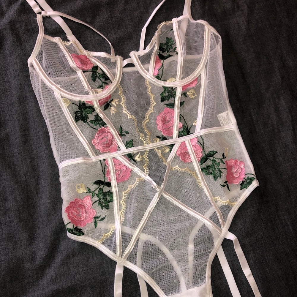 SEXY WHITE FLORAL LINGERIE / SLEEPWEAR
